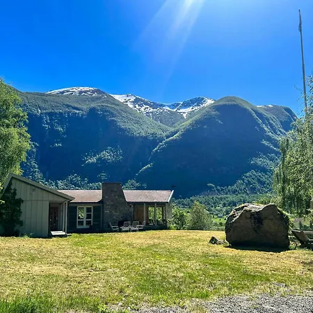 Historic By Laerdal River Tønjum