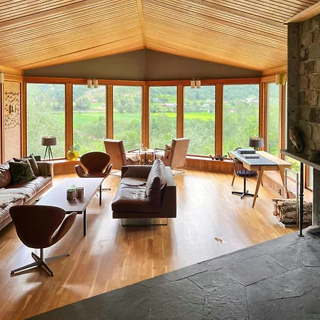 Historic By Laerdal River * Tønjum